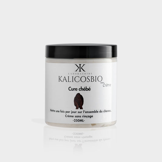 Photo du pot de crème chébé de face de la marque Kalicosbio- Un pot élégant renfermant une formule unique enrichie en beurre de karité et actifs essentiels pour des cheveux nourris forts et hydratés