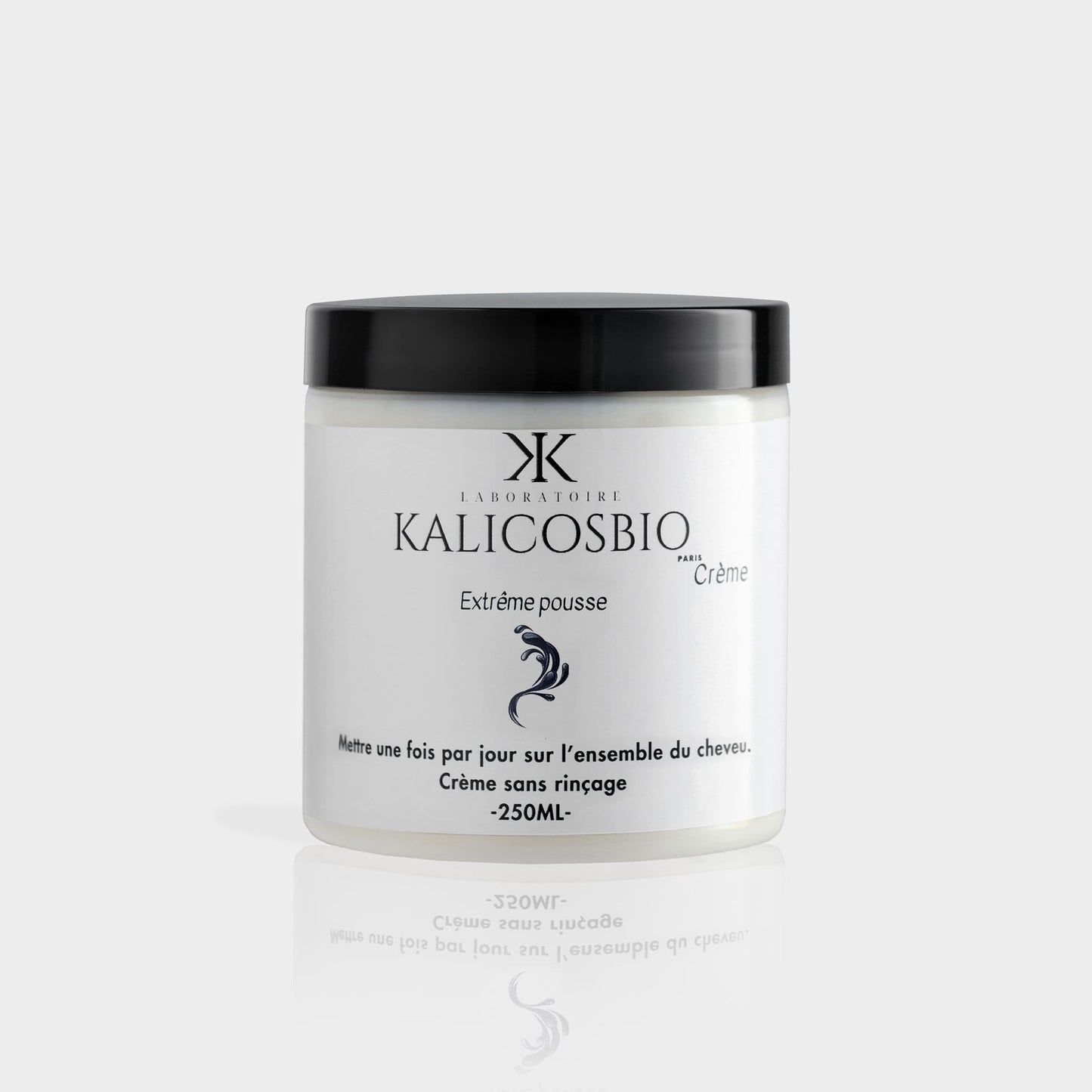 Photo du pot de face de la crème extrême pousse de la marque Kalicosbio- Un pot élégant renfermant une formule unique enrichie en ingrédients naturels de qualité pour des cheveux forts et en pleine croissance