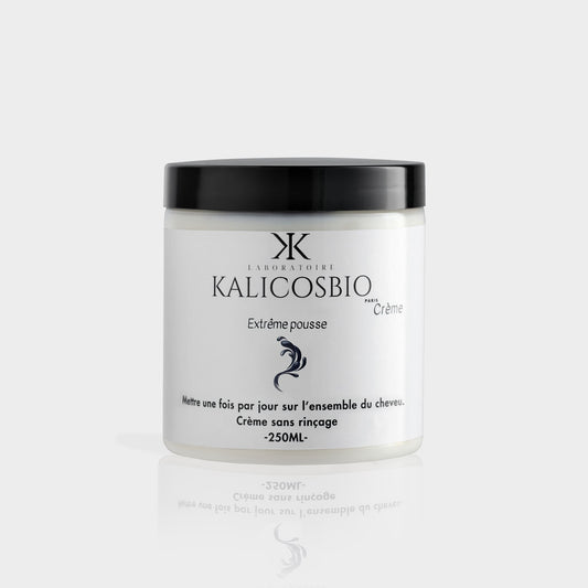 Photo du pot de face de la  crème extrême pousse de la marque Kalicosbio- Un pot élégant renfermant une formule unique enrichie en ingrédients naturels de qualité pour des cheveux forts et en pleine croissance